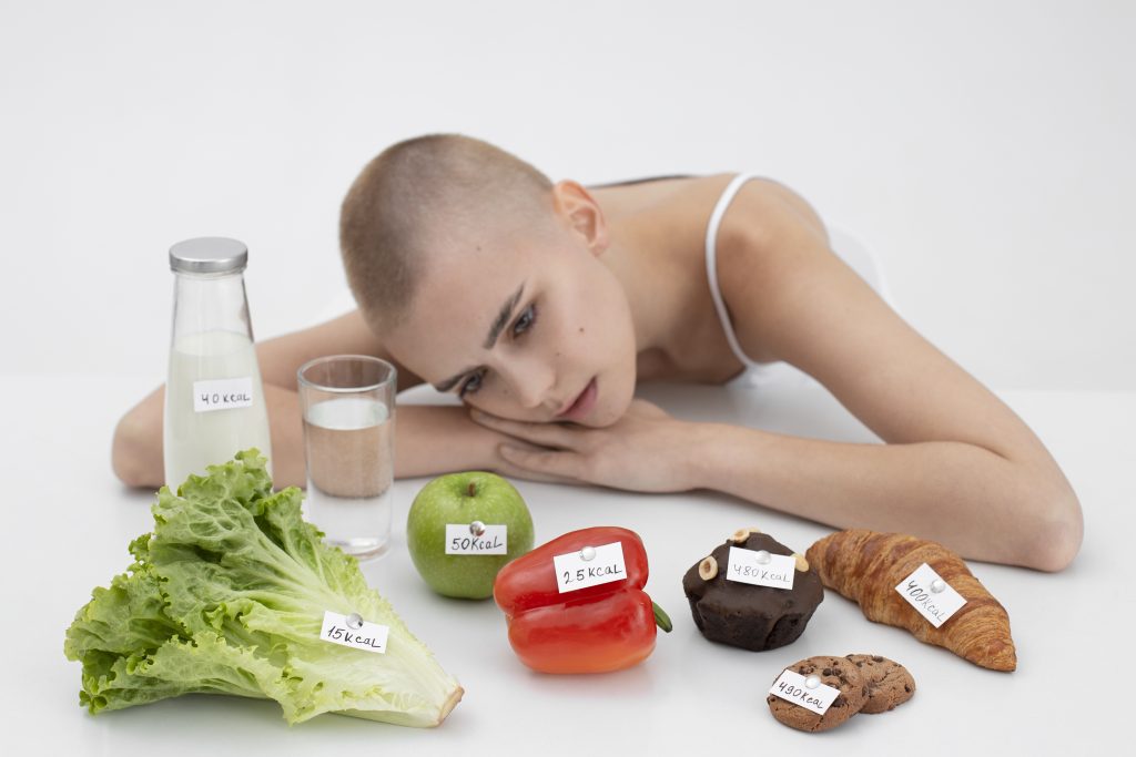 femme comptant les calories de ses aliments